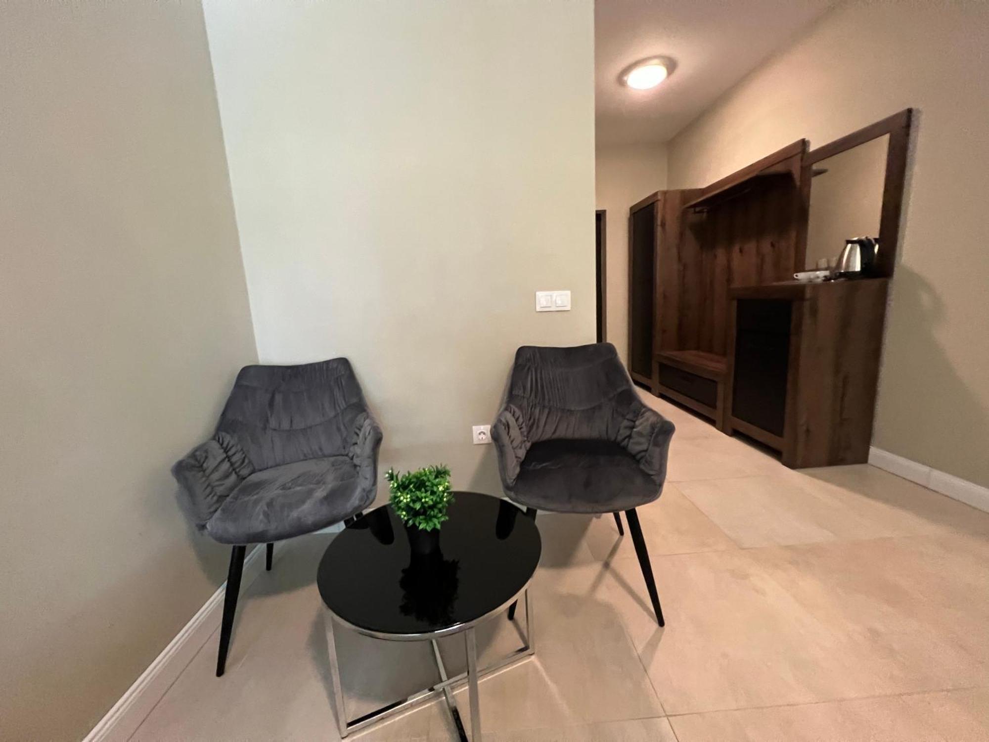 Ramay Rooms 圣君士坦丁和海伦那 外观 照片